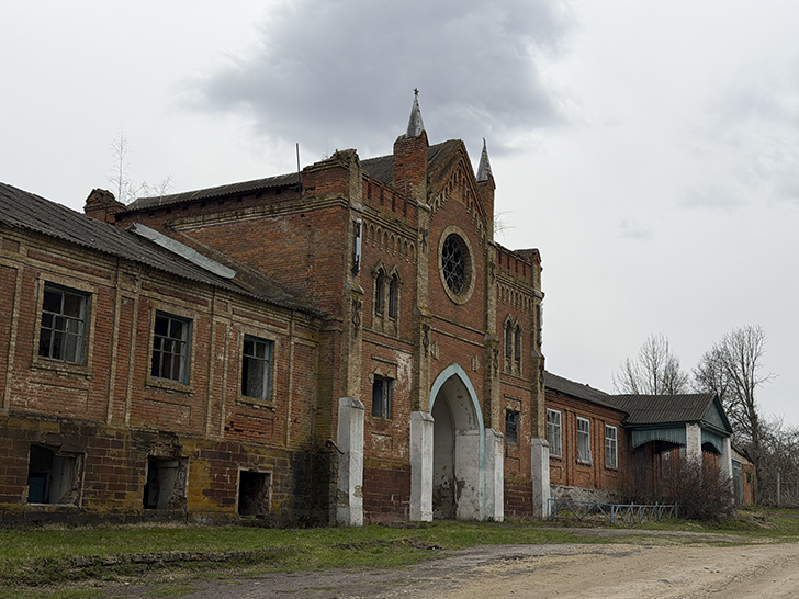 Охотников замок в селе Яковка (фото Олег Д., весна, 2026)