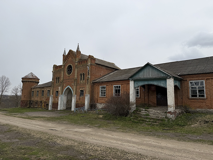 Охотников замок в селе Яковка (фото Олег Д., весна, 2026)