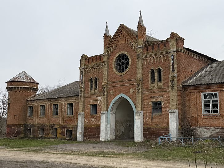 Охотников замок в селе Яковка (фото Олег Д., весна, 2026)