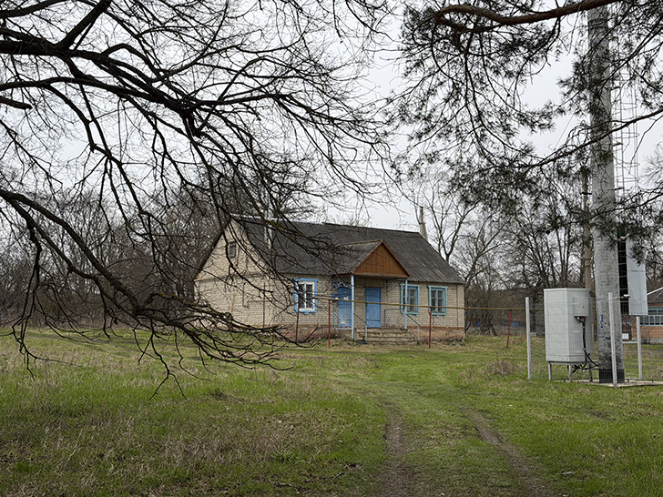 Охотников замок в селе Яковка (фото Олег Д., весна, 2026)
