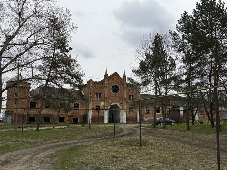 Охотников замок в селе Яковка (фото Олег Д., весна, 2026)