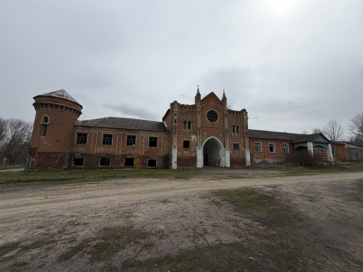 Охотников замок в селе Яковка (фото Олег Д., весна, 2026)