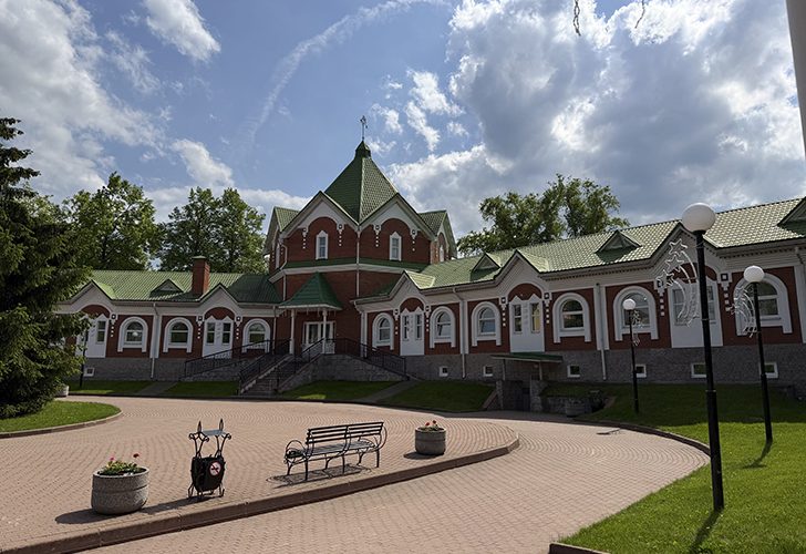 Клинское подворье - музей ёлочной игрушки (фото Олег Д., лето, 2026)