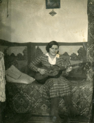 Бабушка (Фото из архива Инны Конышевой, предоставлено В.Кузьминым)