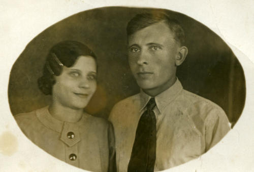 Бабушка и дедушка (Фото из архива Инны Конышевой, предоставлено В.Кузьминым)