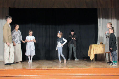 На сцене образцового детского театра-студии «Сказка» прошел спектакль «Все мыши любят сыр» по произведению Дюлы Урбан (фото и видео В. Кузьмин, май 2021 года)